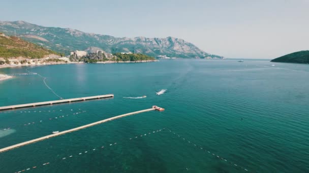 Vista aérea de la playa de mar Resort con barcos y motos acuáticas en Budva, Montenegro — Vídeos de Stock