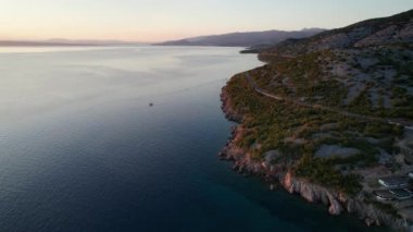 Hırvatistan 'ın Rocky Sahili' nin Günbatımında Virajlı Yolu Hava Görüntüsü
