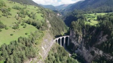 Yaz mevsiminde İsviçre Alplerinde Landwasser Viaduct, Yeşil Dağ Vadisi 'nde Aerial Viaduct