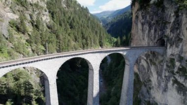 Yazın İsviçre Alplerinde Landwasser Viaduct 'un hava görüntüsü