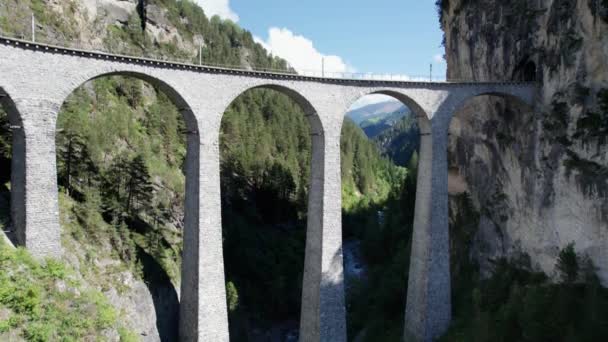 Letecký pohled na Landwasser Viadukt ve švýcarských Alpách v létě — Stock video