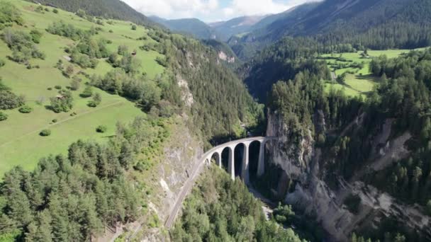 Landwasser Viaduct in Swiss Alps in Summer, Aerial view on Green Mountain Valley — Stock Video