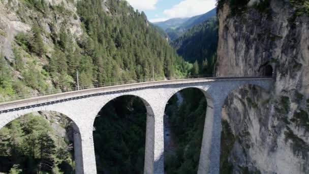 Flygfoto över Landwasser Viaduct i de schweiziska alperna på sommaren — Stockvideo