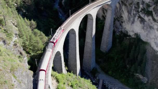 Aerial View of a Moving Red Train Along the Landwasser Viaduct in Swiss Alps — Stock Video