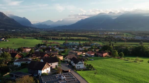 Veduta aerea del Liechtenstein con case sui campi verdi nelle Alpi Mountain Valley — Video Stock