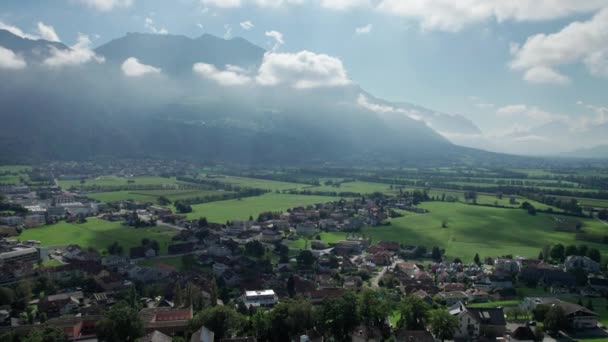 Flygfoto över Liechtenstein med hus på gröna fält i Alperna Mountain Valley — Stockvideo