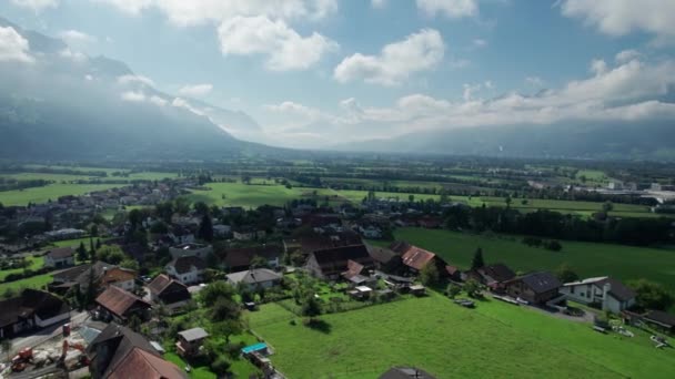 Vue Aérienne du Liechtenstein Avec Maisons Sur Les Champs Verts Dans La Vallée De La Montagne Des Alpes — Video