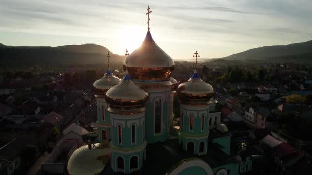 Křesťanský kostel při západu slunce, letecký pohled, chrám na Zakarpatech, Ukrajina — Stock video