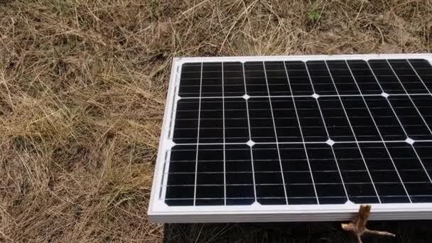 Φορητός ηλιακός πίνακας τοποθετημένος στο έδαφος και παραγωγή ισχύος σε εξωτερικούς χώρους — Αρχείο Βίντεο