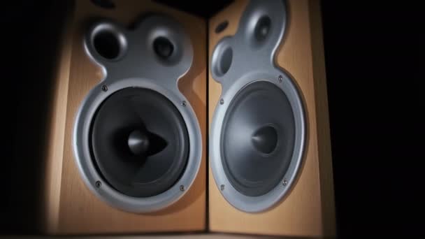 Audio Speakers Vibreren vanuit Sound Bass in Slow Motion op zwarte achtergrond — Stockvideo