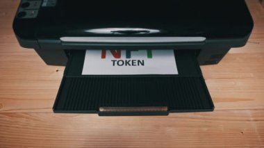 NFT Token Yazdırma, Beyaz Kağıt Sayfasına Yazdırma Bir Jet Yazıcı Tarafından Yazdırma