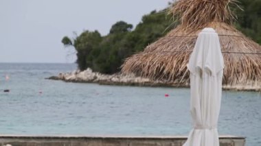 Straw Beach Şemsiyeleri Arnavutluk 'un Low Season kentinde Mavi Deniz Altında