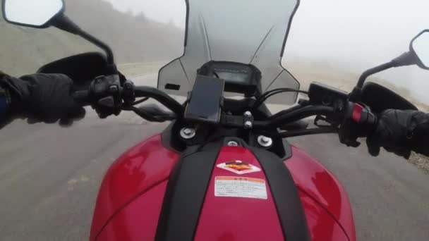 POVバイクで霧と曇りの天気でハイマウンテンパスに乗る — ストック動画