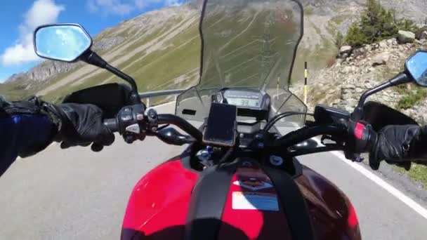 POV ποδηλάτης βόλτες με μοτοσικλέτα από Scenic Mountain Pass σε Ελβετικές Άλπεις, Moto Trip — Αρχείο Βίντεο