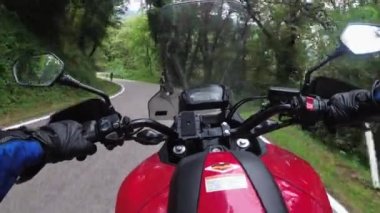 POV Bisikletli Motoru İtalya 'daki Ormanlı Dağ Yolu' nda Motosiklete Biniyor