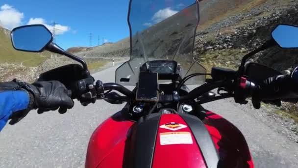 POV ποδηλάτης βόλτες με μοτοσικλέτα από Scenic Mountain Pass σε Ελβετικές Άλπεις, Moto Trip — Αρχείο Βίντεο