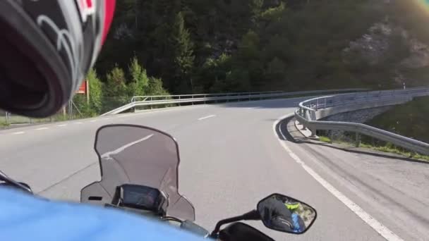 POV Motociclista Passeios em moto por Scenic Green Mountain Road, Swiss Alp, Moto Trip — Vídeo de Stock