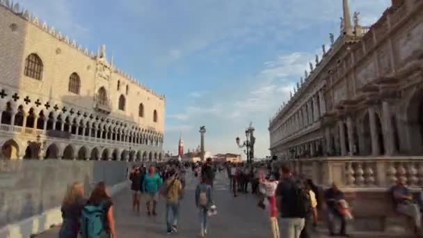 이탈리아 베니스에 있는 피아자 산 마르코에서 걷고 있는 사람들의 무리 의과 도 한 증가 — 비디오