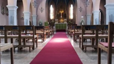 İçi boş Katolik Katedrali, Dua için ahşap banklar, Kilise İçi