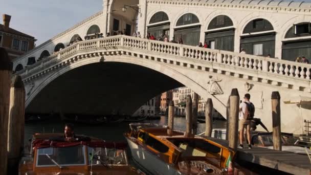 Uitzicht vanaf de Rialtobrug met veel toeristen in Venetië Italië, Grand Canal — Stockvideo