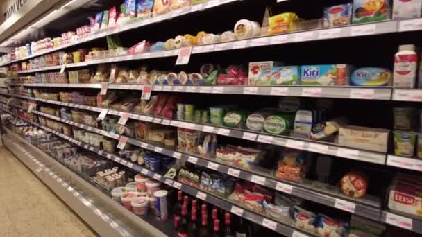 Vários produtos alimentares estão nas prateleiras do supermercado — Vídeo de Stock