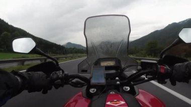 POV Motorsikletli Motorsiklet Avusturya Dağları 'ndan siste Yoğun Yağmurda Otoyolda Sürüş