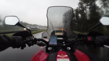 POV Motorsikletli Motorsiklet Avusturya Dağları 'ndan siste Yoğun Yağmurda Otoyolda Sürüş