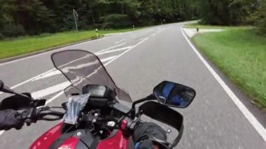 Bisikletli POV Avusturya 'da Manzaralı Dağ Yolu' nda Motosiklet Sürüyor