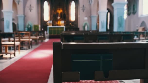 Pews de madeira dentro catedral católica, bancos para orações, igreja interior — Vídeo de Stock