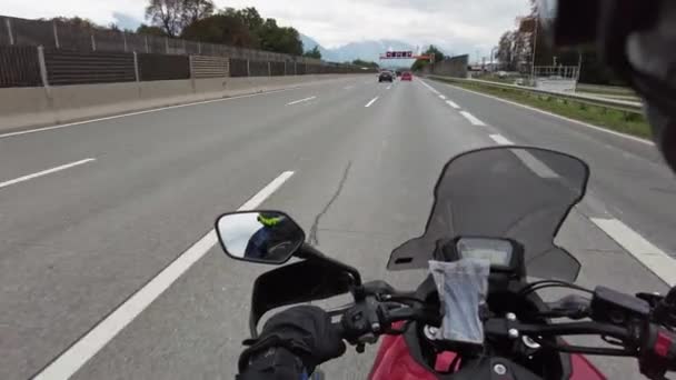 비커 의 POV 모터 가 오스트리아 의산 길에서 자전거를 타고 달리 다 — 비디오