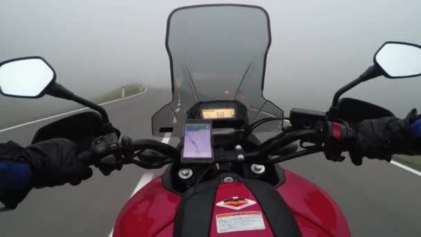 Motocicleta POV Biker Ride en carretera en lluvia intensa con niebla por las montañas de Austria — Vídeos de Stock