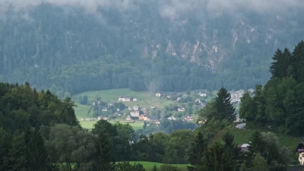 Paisagem rural austríaca com montanhas, casas e gramados verdes — Vídeo de Stock