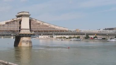 Budapeşte Panoraması, Macaristan 'ın Tuna Nehri üzerindeki Zincir Köprüsü manzarası