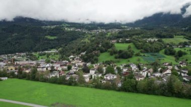 Alps Dağı Vadisi 'ndeki Yeşil Tarlalarda Evleri olan Lihtenştayn, Hava Manzarası