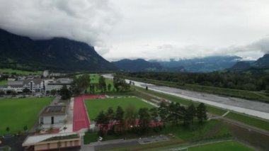 Alps Dağı Vadisi 'ndeki Yeşil Tarlalarda Evleri olan Lihtenştayn, Hava Manzarası