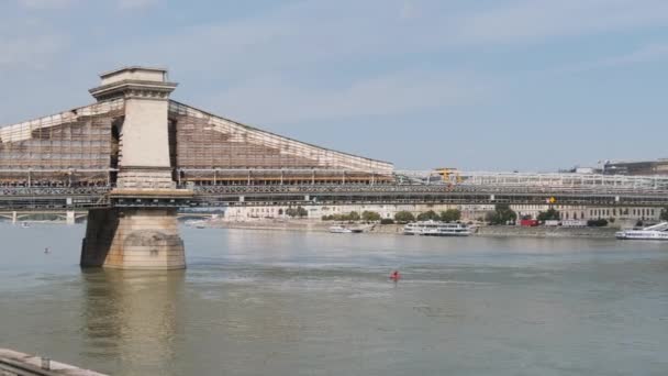 Будапешт, вид на Цепной мост через Дунай, Венгрия — стоковое видео