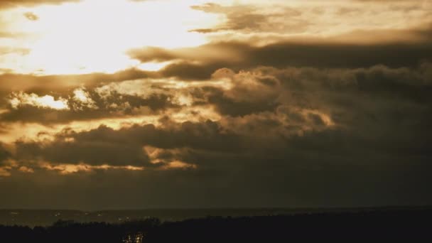 Dramatisk solnedgång i himlen genom orange skiktade kumulus moln, Timelapse — Stockvideo