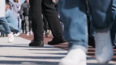 Kalabalığın Bacakları Sokakta Yürüyen, İnsanların Ayaklarına Kapan, Yavaş Hareket