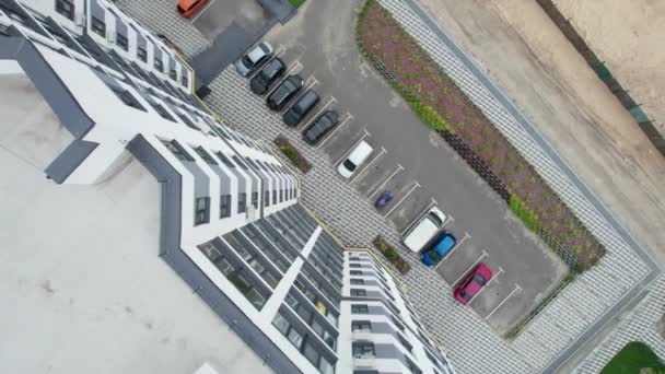 Luftaufnahme eines neuen modernen mehrstöckigen Gebäudes, Wohnungen, Außenbereich — Stockvideo