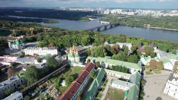 Vista aérea de Kiev Pechersk Lavra, gran campanario de Lavra, monasterio ortodoxo — Vídeo de stock