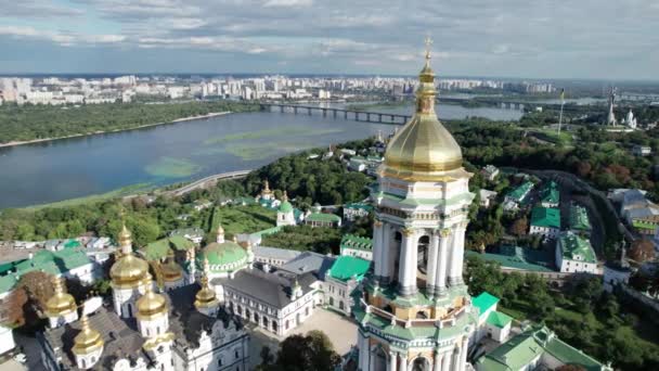 Luftaufnahme des Kiewer Pechersk Lavra, Großer Lavra Glockenturm, Orthodoxes Kloster — Stockvideo