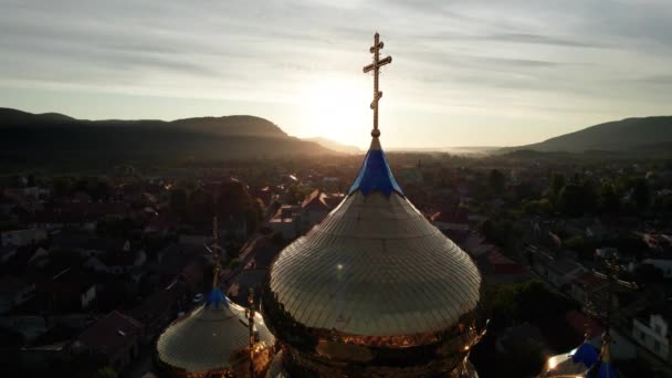 Golden Church Cross on Against Sunset, Αεροφωτογραφία, Majestic Ναός στην Ουκρανία — Αρχείο Βίντεο