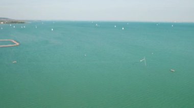 Macaristan 'daki Balaton Gölü' nün havadan görünüşü, Balatonfured Sahili, Güneşli Gün