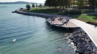 Macaristan 'daki Balaton Gölü' nün havadan görünüşü, Balatonfured Sahili, Güneşli Gün