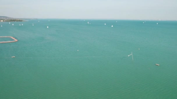 Luchtfoto van het Balatonmeer in Hongarije, Kust van Balatonfured, Zonnige dag — Stockvideo