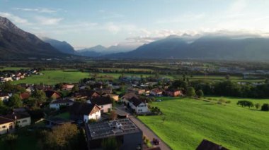 Lihtenştayn 'ın Alp Dağı Vadisi' ndeki Yeşil Arazi Evleri 'nin havadan görünüşü
