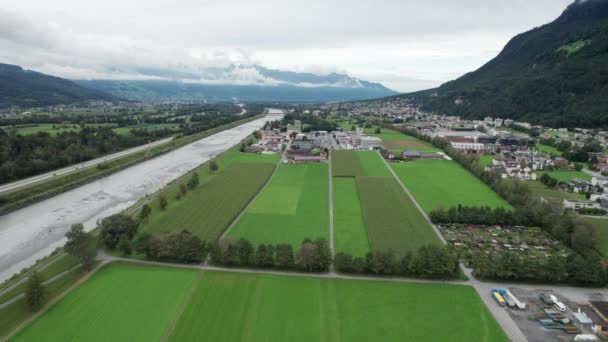 Liechtenstein házak zöld mezők az Alpok Mountain Valley, légi kilátás — Stock videók