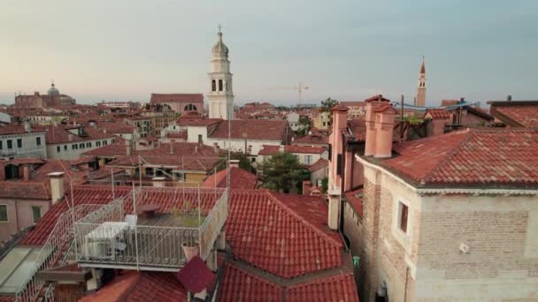Венецианский город с историческими зданиями и колокольней, Skyline, Италия — стоковое видео
