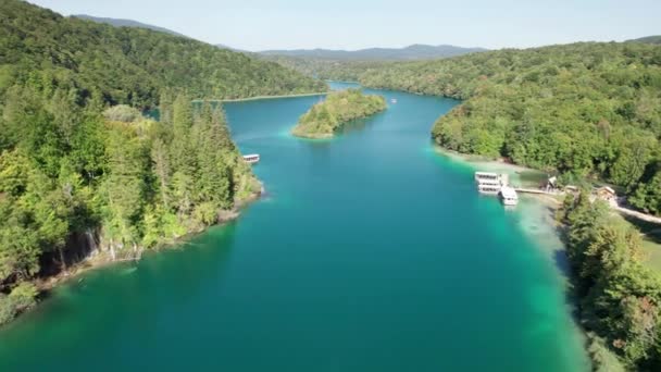 공중에서 본 크로아티아 국립 공원의 플리트 비체 호수, 깨끗 한 자연 — 비디오
