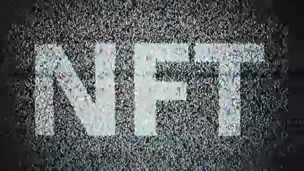 Napis NFT na ekranie monitora w białym, statycznym szumie telewizora, brak sygnału — Wideo stockowe